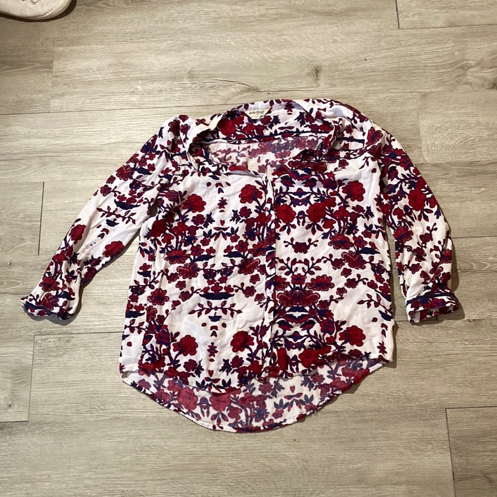 3/4 length sleeve lucky brand top with a Vneck
